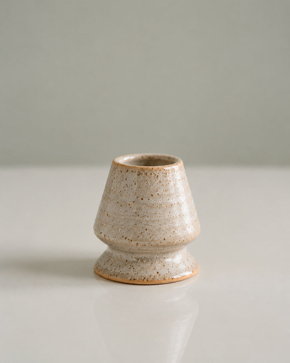 Kusenaoshi | Soporte de cerámica para batidor de bambú